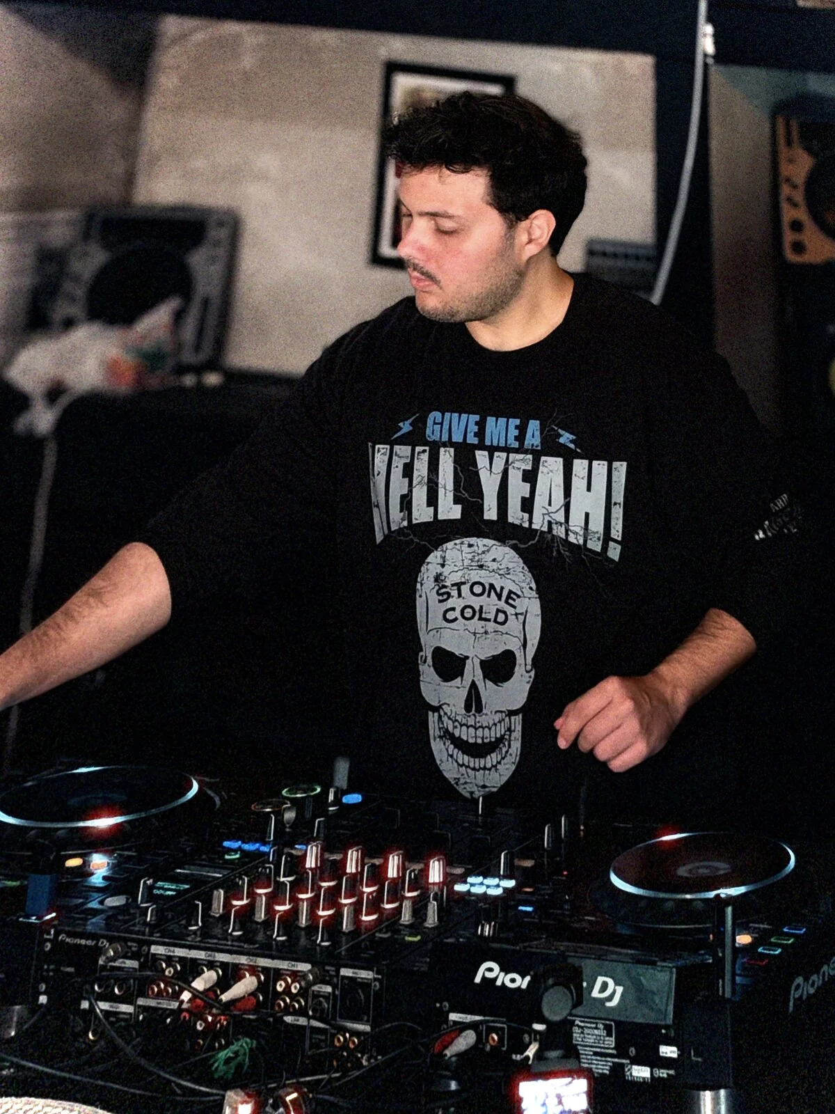 DJ Pyhus tocando nas CDJs Pioneer